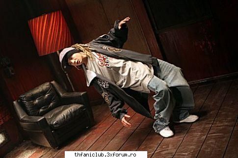 Ce culoare i se potriveste lu' Tom - rosu,alb,maro shy portocaliu - Tom Kaulitz